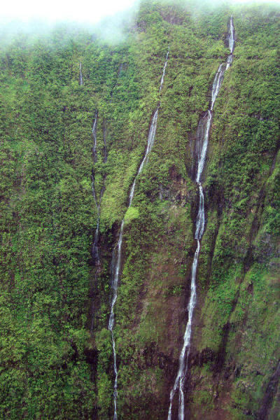 Waimanu_Valley_02_waterfalls.JPG