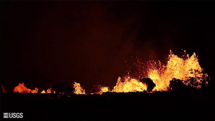 Kilauea_lava-fissure-20_nighttime.gif